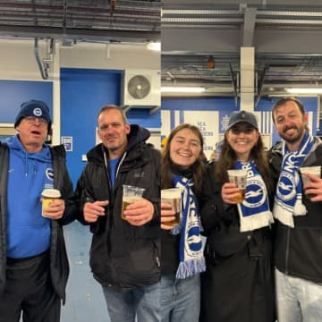 「いつ戻ってくるんだ？」「ミトマが恋しいよ」復帰が期待されたブレントフォード戦でもメンバー外…欠場が続く三笘薫の復帰をシーガルズファンが切望！「彼はブライトンのヒーロー」【現地発】