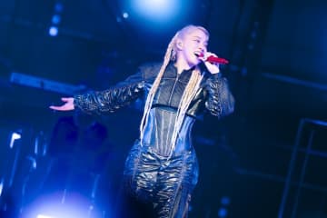 【ライブレポート】AI、デビュー25周年記念ベストツアー完遂。日本武道館公演のゲストにPUSHIM、DABO、ATSUSHI、三浦大知、Awich、OZworld登場も