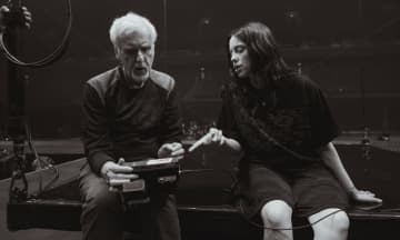 ビリー・アイリッシュのコンサートが3D映画に。ジェームズ・キャメロンとの共同監督で3月公開