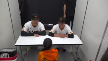 巨人・坂本勇人がちびっ子ファンへアドバイス　目線を合わせ直接指導　「集中力が続かない」の相談には「僕もそうだよ」と優しく寄り添う