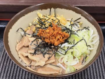 神保町『立ち喰いそば梅市』の「そば食った」感がすごい独特な麺。全くの他業種からの転身の理由とは