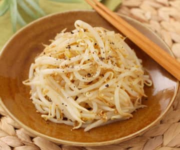 【晩酌がとまらん！】レンジでチンして混ぜるだけ、旨辛もやしがビール泥棒すぎる