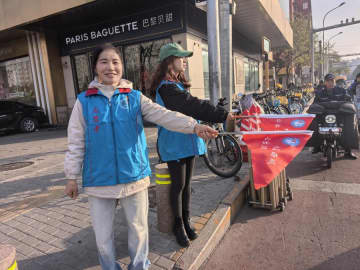 北京のボランティア団体、街頭で奉仕活動