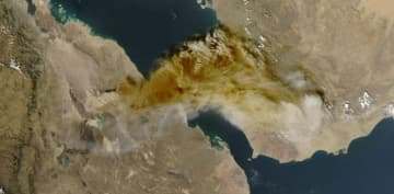 エチオピアのハイリ・グッビ火山が1万年ぶりに噴火、噴煙が大陸を越えて広がる