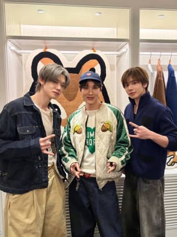 BTS・J-HOPE、TXT＆TWSとの“先輩後輩SHOT”公開！優しさあふれる笑顔にときめき【PHOTO】