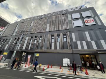 駅前好立地にオープン！ 葛飾区2店舗目「オーケー綾瀬駅前店」開店日をレポート