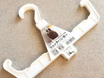 100均の『リュックハンガー』　じゃない使い方に「ストレスが減った」「部屋が広くなった気がする」