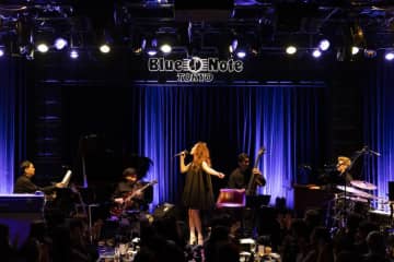 【ライブレポート】JUJU、15年連続となるBLUE NOTE TOKYOでの＜JAZZ LIVE＞開催。恋にまつわる名曲たちを物語として届けた“うっとり”としたステージ