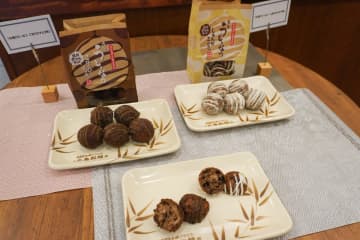 「丸亀うどーなつ」から冬にぴったりな「ごほうびチョコ味」「しあわせミルク味」を発売