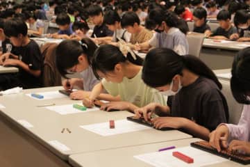 元甲子園球児の上重聡アナウンサーが、頭脳のスポーツと言われるそろばん大会の司会を進行！！　～全国珠算連盟の一般財団法人化15周年を記念し、全国の代表生徒が東京：浅草橋へ集結～