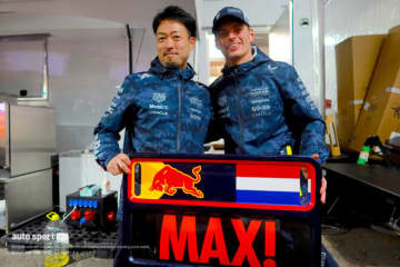 レッドブルとホンダの通算150戦目を勝利で飾ったフェルスタッペン。アポなしの記念撮影も快諾／F1 Topic