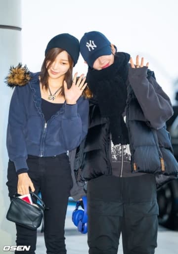 【PHOTO】aespaのKARINA＆GISELLE、アリーナツアーのため日本へ…仲良くポーズ