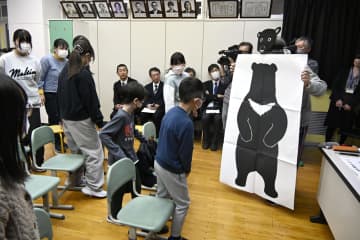 「クマ正しく知り恐れて」　宮城、小学生に授業
