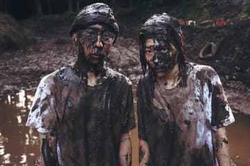 鈴木実貴子ズ、47都道府県路上ライブツアー＜いばらのみち＞開催決定。泥に塗れた新ビジュアル公開も