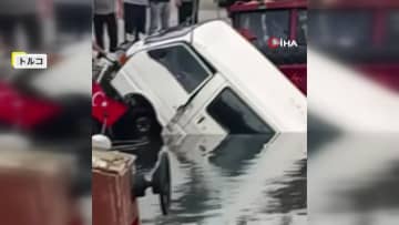 ハンドル操作誤った？港で車が横滑り…海に転落　トルコ　対向車線のトラックがスリップ…衝突した車の運転手は8週間のけが　韓国