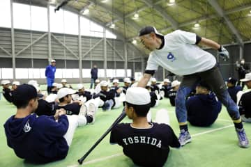 イチローさん、福岡で野球指導　神宮大会覇者の九国大付高に