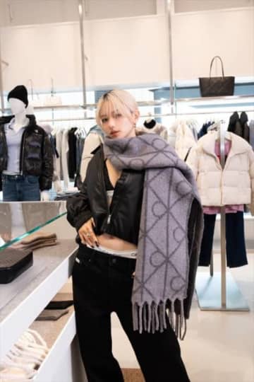 山本舞香、ほっそりお腹チラリのオールブラックコーデを披露！夫とのホリデーの過ごし方も明かす