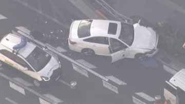 「神奈川の山の方に行きたいと」11人死傷ひき逃げ…逮捕の男　事件2時間前に販売店に近づく姿　現場にブレーキ痕なし　パトカーに追跡か