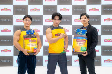 野田クリスタル「吉本がマッチョの就職先になっている」！？スーツからタンクトップ姿で語る、ビジネスパーソンのための“筋トレ論”