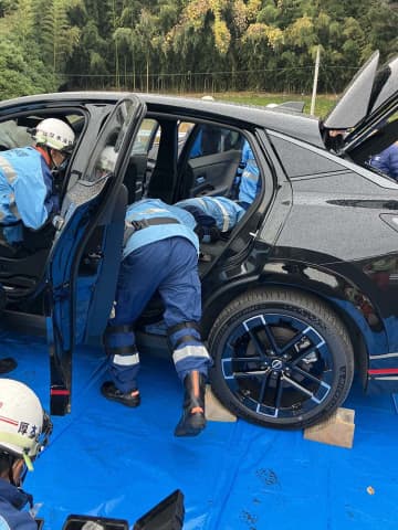 日産提供「GT─R」の車体を破壊…国道246号の事故を想定した救助訓練