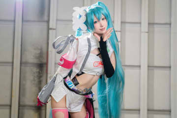 【コスプレ】レーシングミクを完全三次元化した美女レイヤーのスタイルがやばい！スレンダーなくびれと美脚に見惚れてしまう【写真9枚】