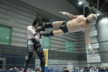 【新日本・ＷＴＬ】成田蓮＆SANADA　凶器攻撃連発でK.O.B粉砕「これがタッグだよバカヤロー」