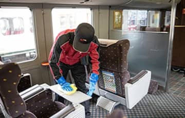 「ひどすぎてなえる」新幹線車内の無残なゴミ放置写真にネットユーザーが絶句—公共空間の清潔維持が示す現代社会の課題