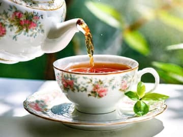 「共働き妻」「社長夫人」幸せなのは？ 夫に尽くす「トラッド・ワイフ」は“憧れの存在”か