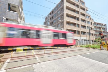 70歳代の男性が “遮断器が下りた” 踏切に『車で侵入』なぜか “ハザードをつけたまま” 快速列車と衝突しネットで話題に「踏切待ちでハザードつけるひとっている？」「ハザードつけてずっと走ってたってことは、いろいろと認知に、、」