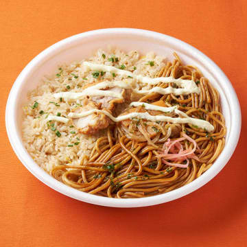 背脂使用の炒飯と焼そばのW炭水化物でボリュームたっぷり! ファミリーマートが「てんこ盛！炒飯&ソース焼きそば」を本日25日(火)発売