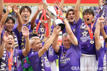 ｢ご時世的にどうなんだ(笑)｣J1広島のルヴァンカップ優勝記念スカジャンに思わぬ反応！｢熊がリアル過ぎる｣｢反骨過ぎる｣