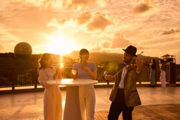 ジャングリア沖縄、夜の「ダイナソー サファリ」や泡フェスなど「夕暮れからのパワーバカンス」拡充。14時入場の新チケットも