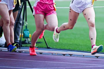 韓国マラソン大会で物議、女子ランナー保護が「行き過ぎだ」　監督の行動がセクハラ論争に発展