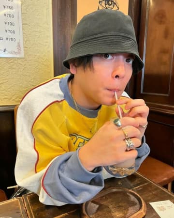 「タトゥー増えてる」「え、胸にまで…」優里、“胸板＆腕タトゥー”全開のリラックスショットが沸騰