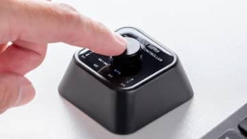 ワンボタンでも8つの操作を登録可能 PC・スマホで使えるボタン サンワサプライから登場 足で踏んでも押せる