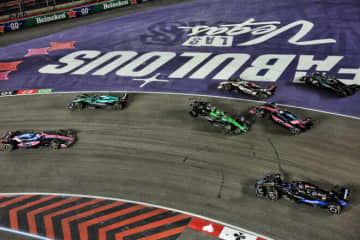 「真っ直ぐぶつかってきた」「ダメだな」「グッジョブ、8番手だ」多重事故で波乱のスタート【F1第22戦無線レビュー（1）】