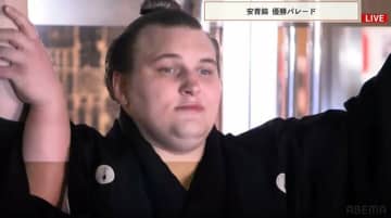 安青錦、優勝パレード前に…人知れずほっこり“珍事” 「いい絵面」「二人とも初めてだから」人気力士が隣で“ニッコリ”
