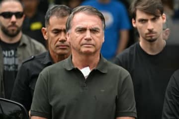 ブラジル前大統領、服役開始　数日前に逃亡疑いで拘束