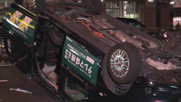 1台はひっくり返り…タクシー同士の衝突事故で女性客3人ケガ　新宿区四谷の交差点で右直事故