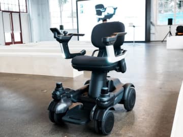 「車椅子と呼ばない」　Apple Vision Proでも操作できる自動運転モビリティ「ev1」登場