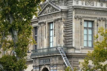 ルーブル美術館窃盗事件、さらに4人の容疑者を拘束　フランス