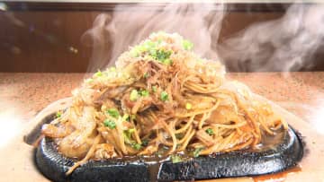 待たせた客には超デカ盛りサービス！名物の焼きそばとちゃんぽんに行列ができる『オモウマい店』