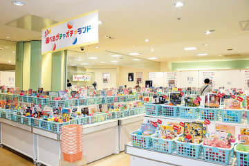 カプセル玩具の中身が選べる！　「選べるガチャガチャランド」来年3月まで　埼玉では初の試み　熊谷の八木橋百貨店　売り上げの1割を被災地に寄付も