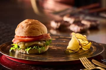 【ホテル鉄板焼の贅沢ランチ】ストリングスホテル名古屋「匠」で『KIWAMI BURGER』が平日限定で登場！熱々鉄板で焼き上げる極上パティ＆トリュフ風味チップスを堪能！
