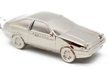 マンガ「頭文字D」に登場するトヨタ「スプリンタートレノ（AE86）」を再現 「藤原とうふ店（自家用）」の刻印入り3Dメタルキーチェーン