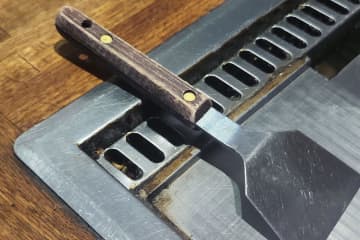 実は危険なお好み焼きの食べ方、手を火傷するリスクも…　鉄板のプロが「ヘラ置いてはダメな場所」を警告