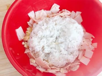 3分レンチンしてパラパラに！　チャーハンの材料で入れたのが？「プチプチ食感がたまらん」