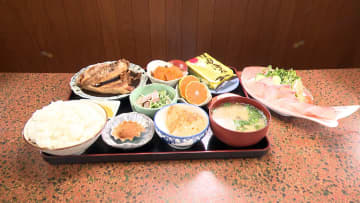 待たせたら大盛りになるドライブインは定食も超爆盛りに！山口・下関の魚に舌鼓を打つ『オモウマい店』