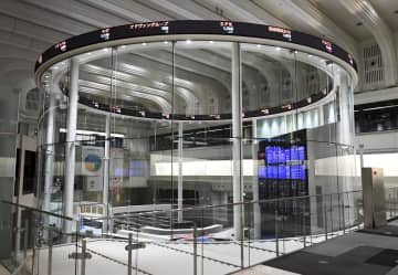 東証、午前終値946円高　米株高の流れ引き継ぐ