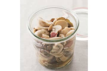 おかずがパパッと完成！【きのこの洋風作りおき】3〜4日保存可能な「ガーリックオイル煮」とアレンジレシピ